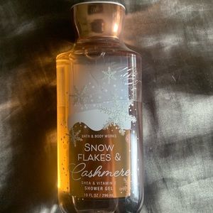 BATH & BODY WORKS Snowflakes & Cashmere Shower Gel